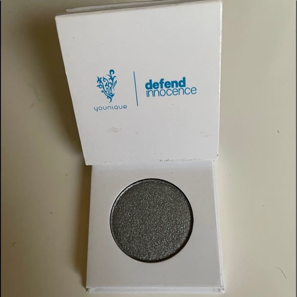 Younique Other - NEW! YOUNIQUE Defend Innocence MOODSTRUCKeyeshadow